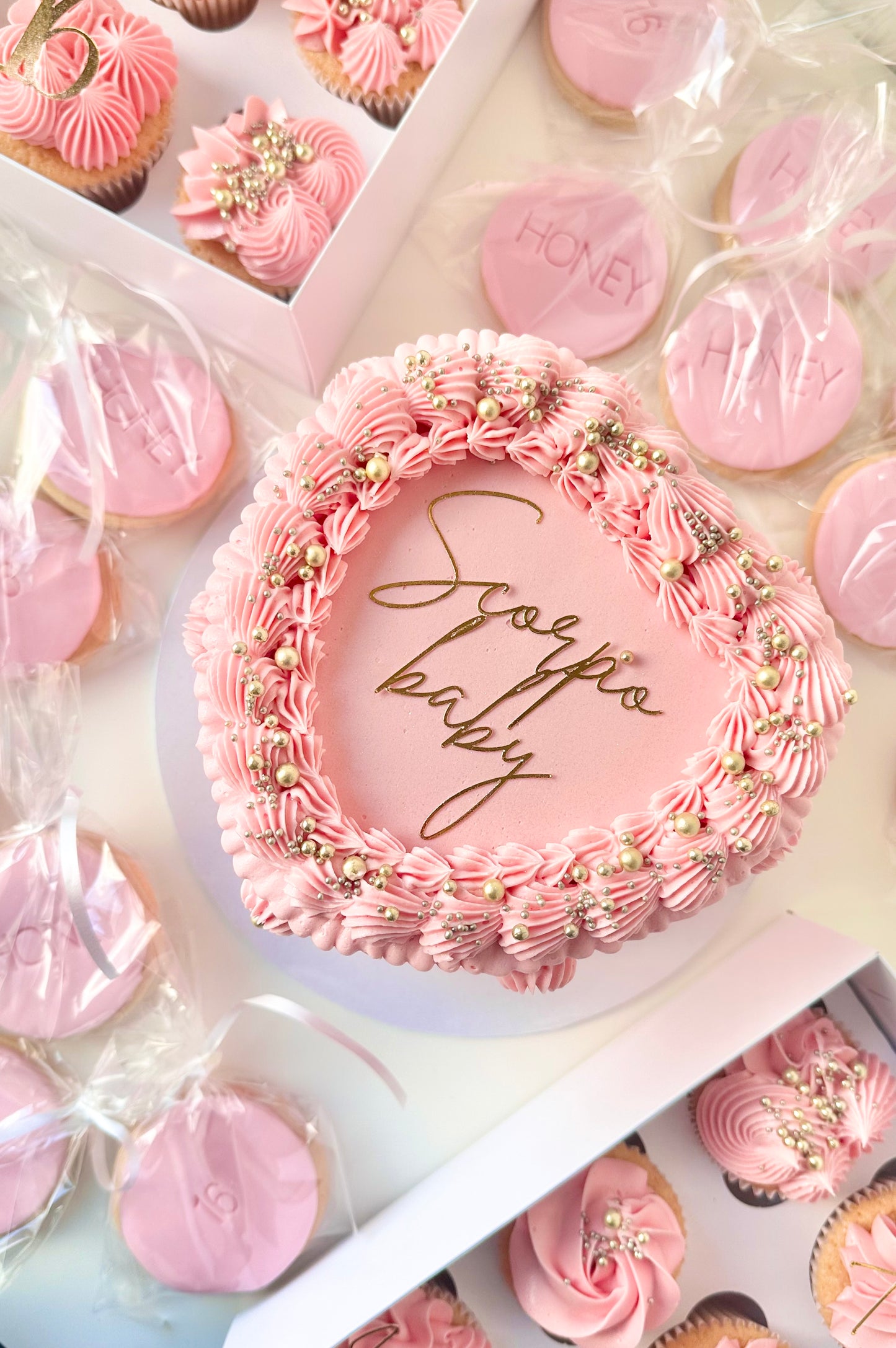 Retro Lambeth heart cake