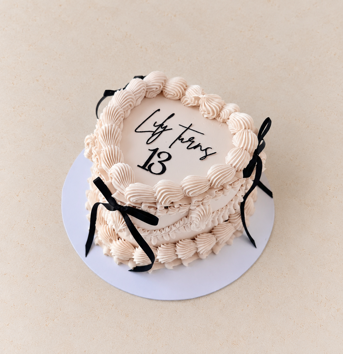 Mini vintage bow heart cake