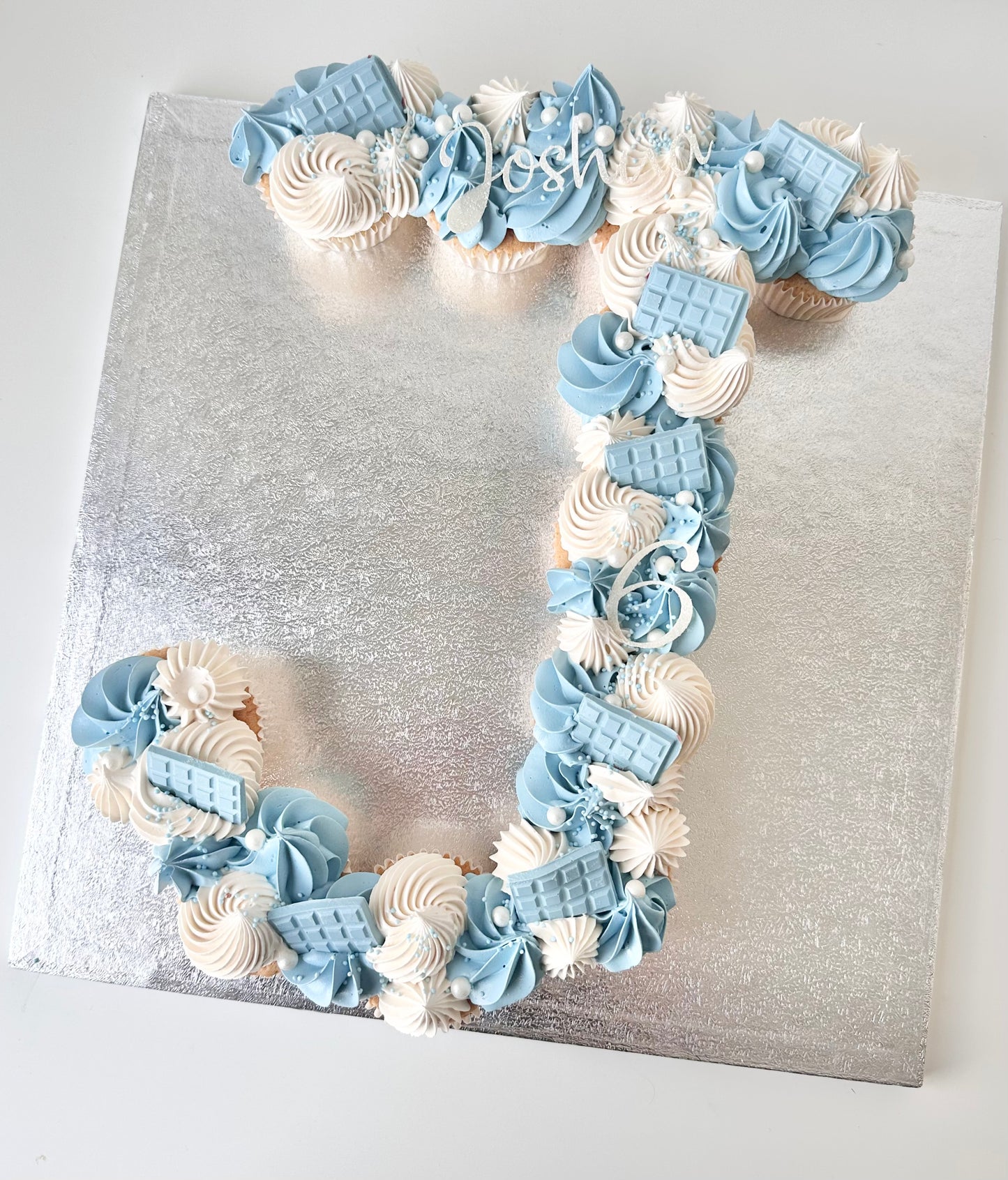 Pull apart cupcake cake