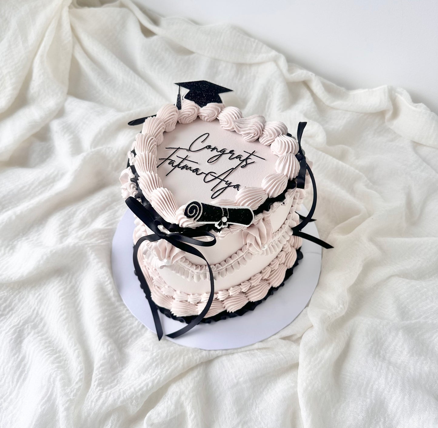 Retro Lambeth heart cake