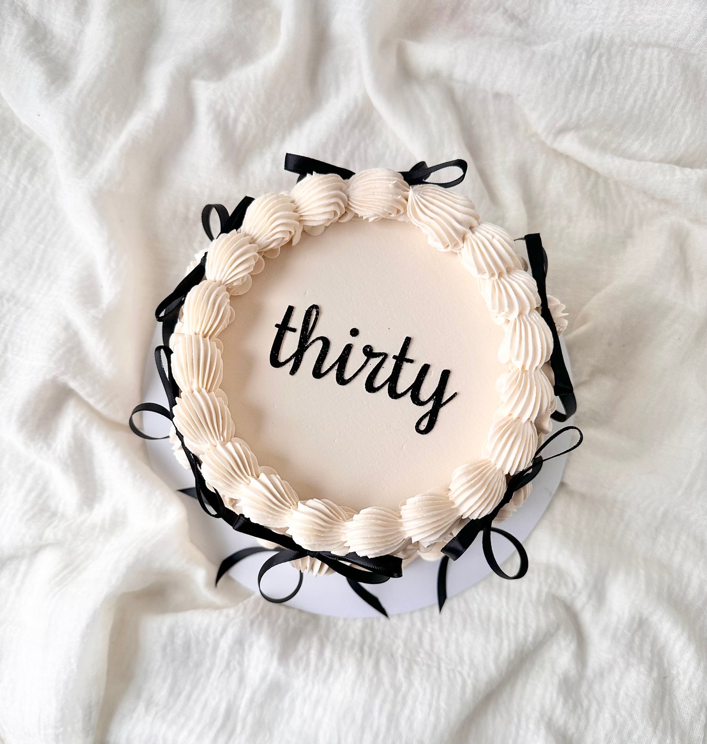 Vintage bow cake