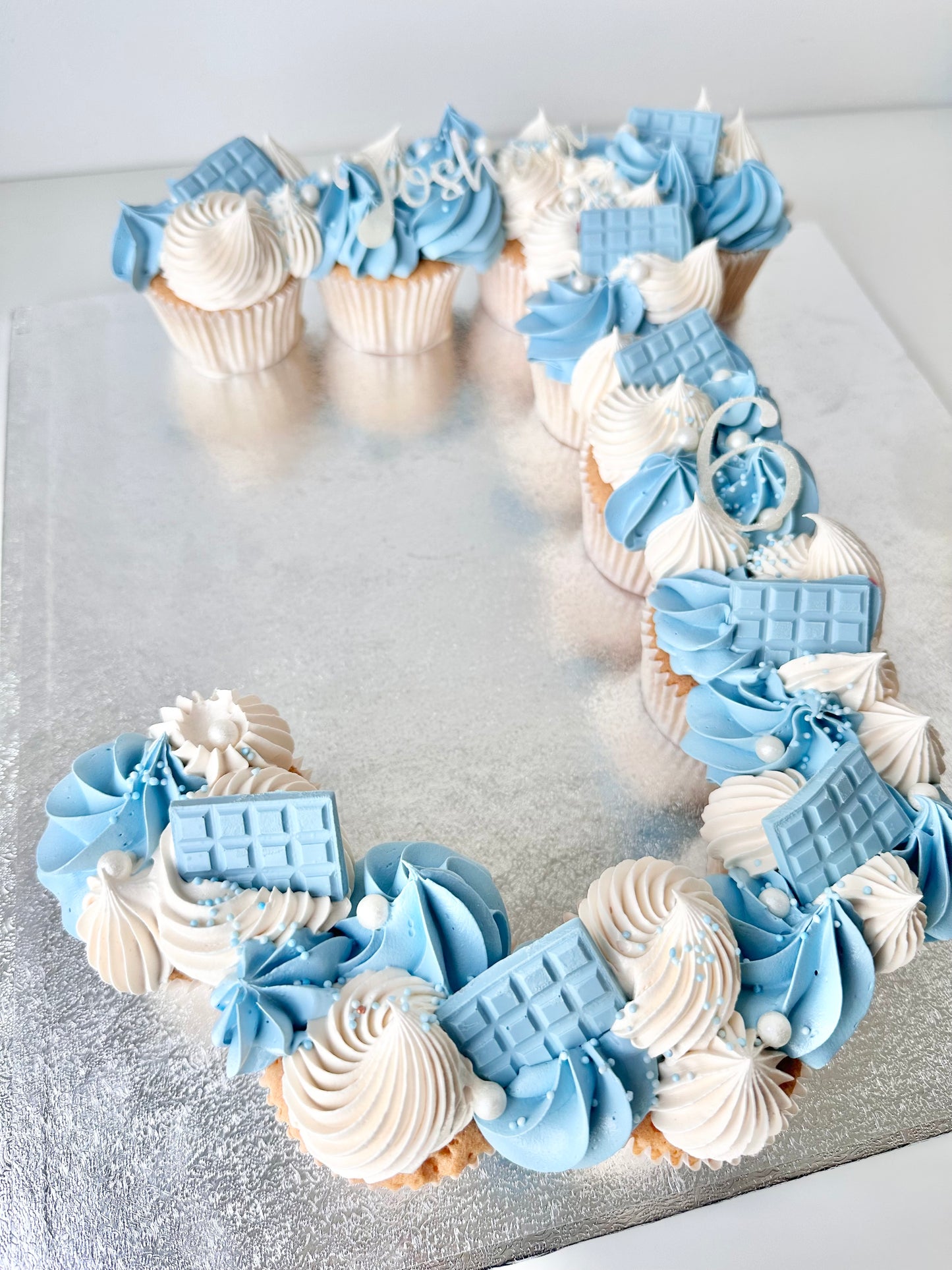 Pull apart cupcake cake