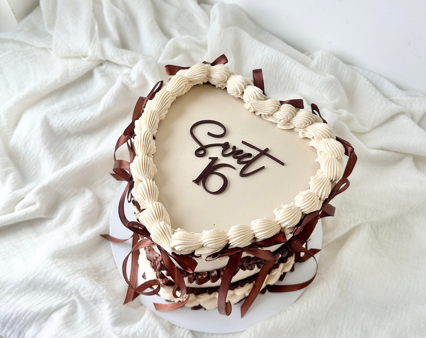 Vintage bow heart cake
