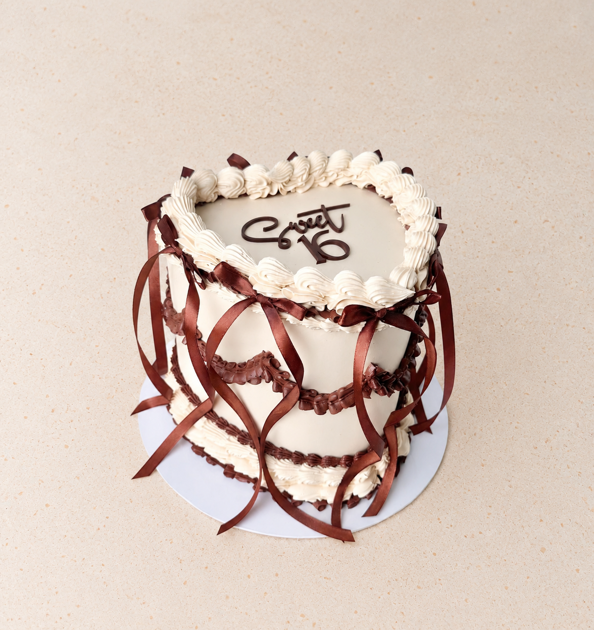 Vintage bow heart cake