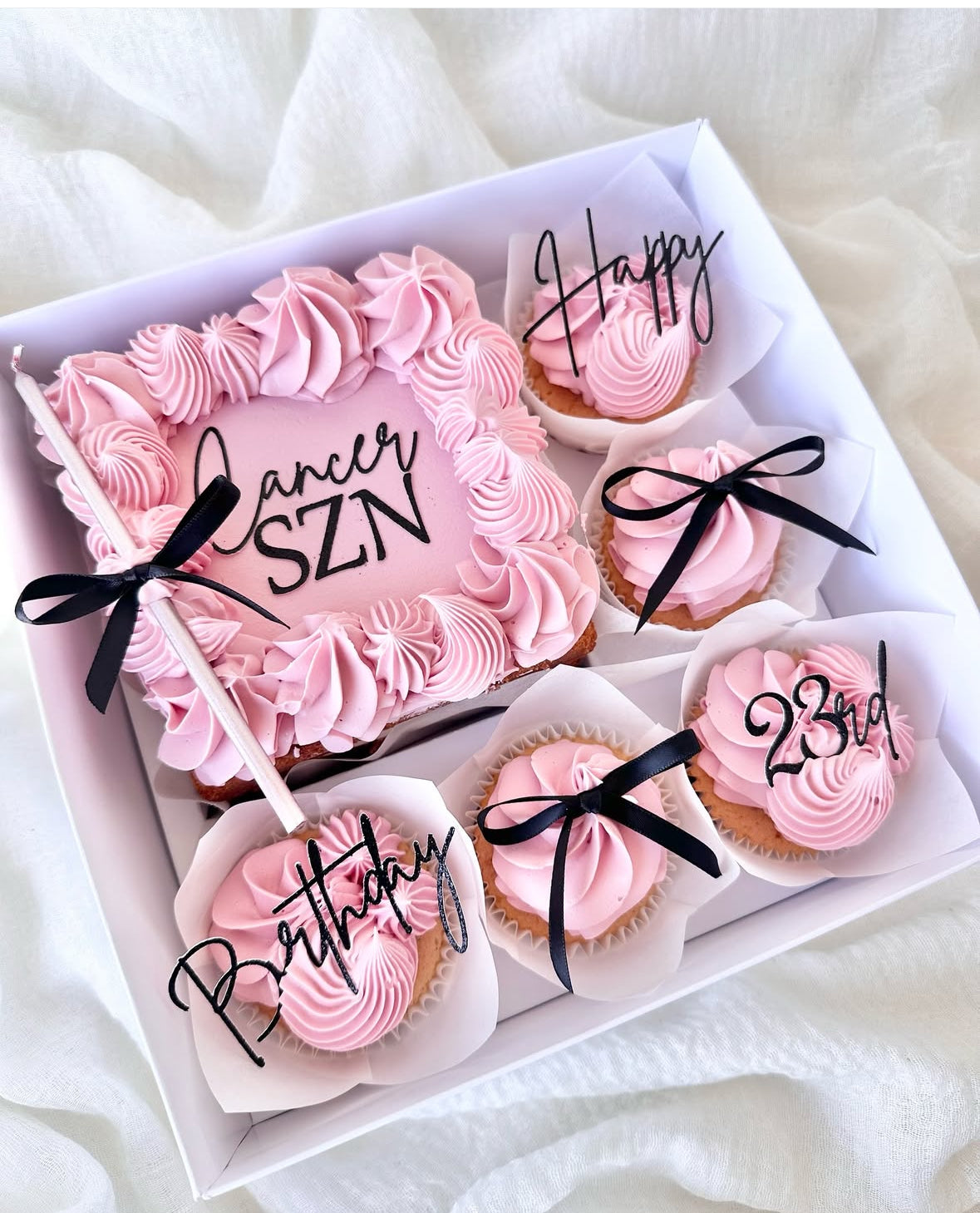 Bento Cake with 5 Cupcakes