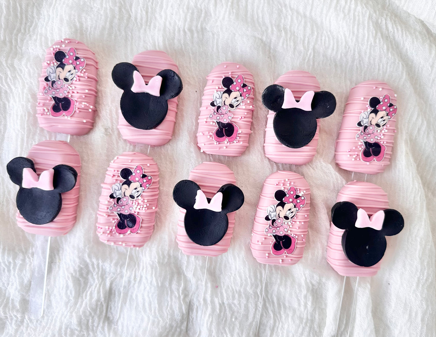 Minnie Mouse themed Cakesicles