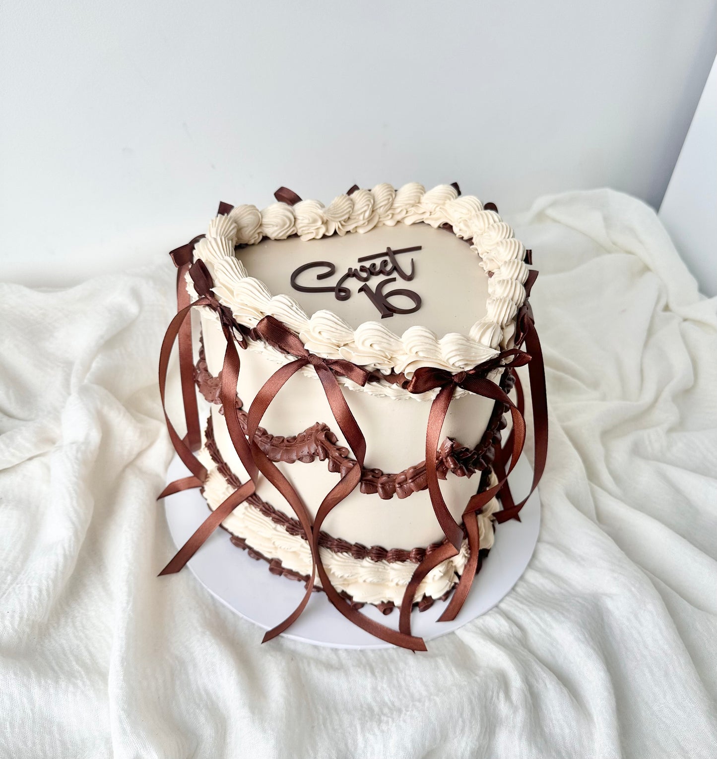 Vintage bow heart cake