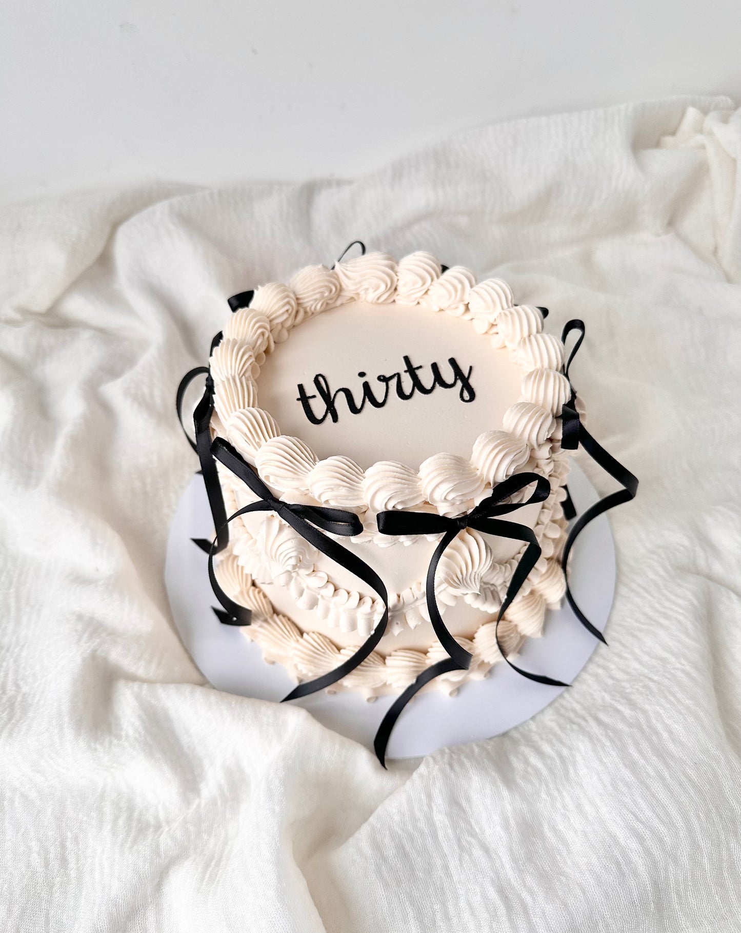 Vintage bow cake