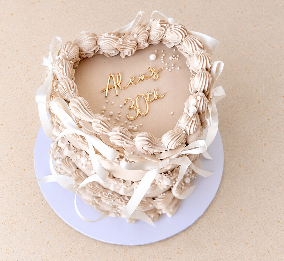 Vintage bow heart cake