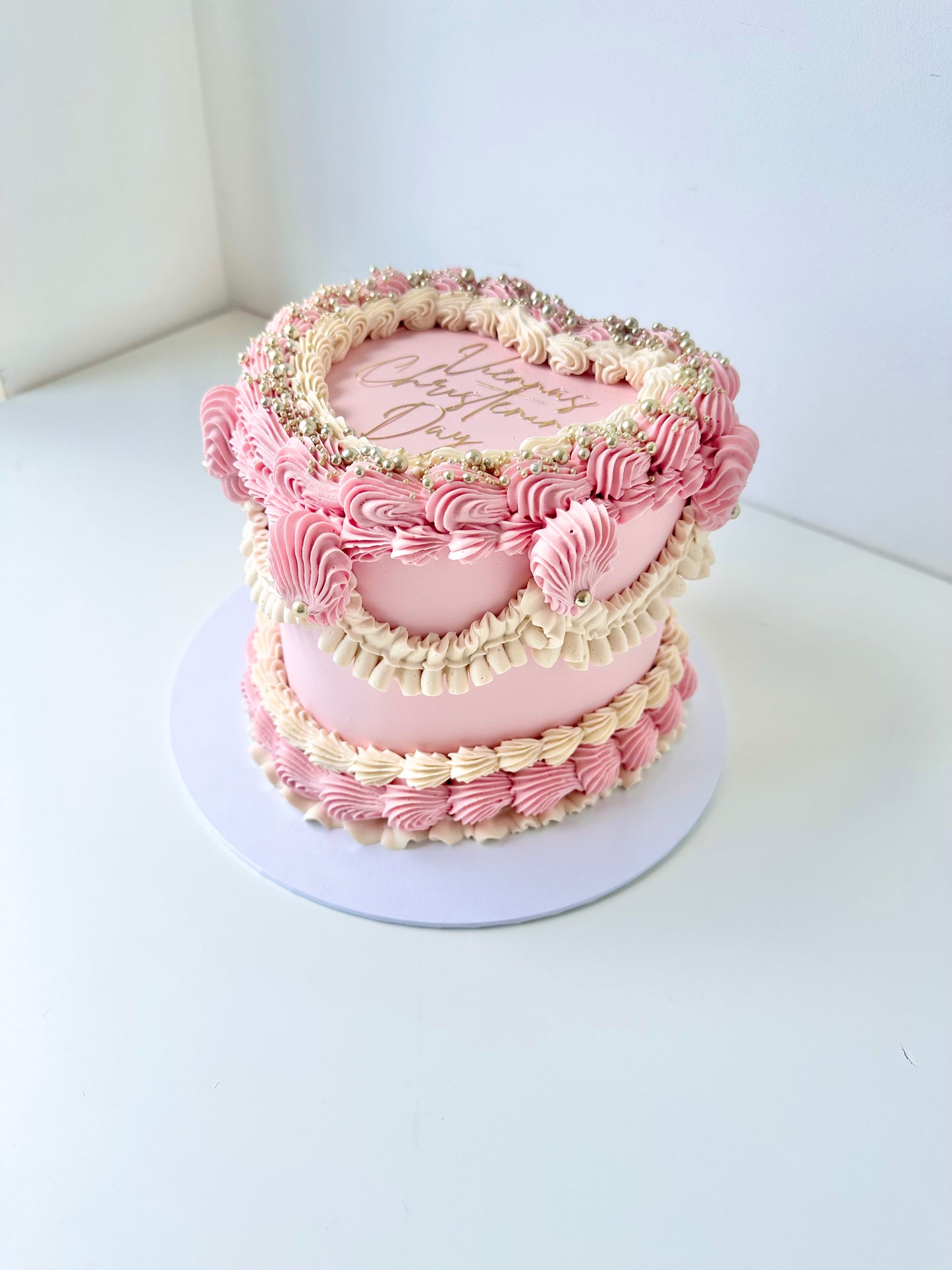 Retro Lambeth heart cake