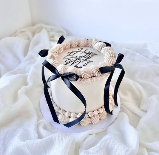 Mini round vintage bow cake