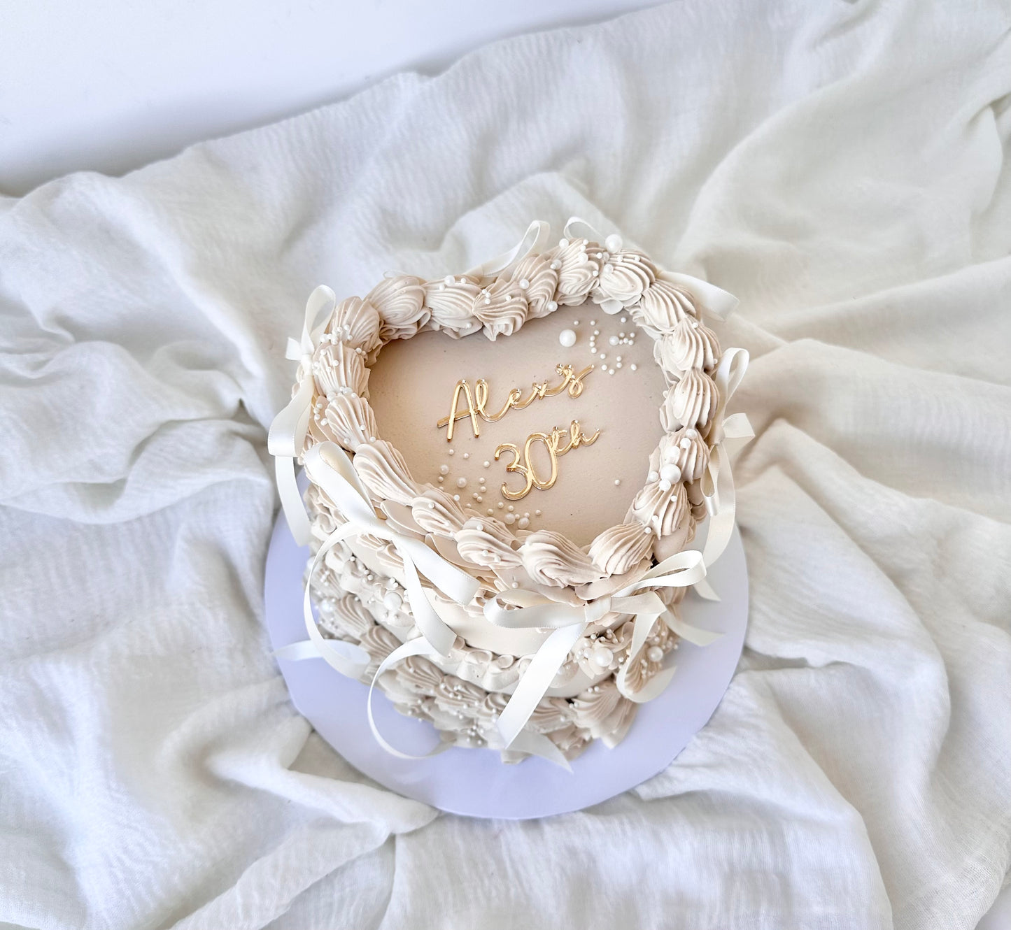 Vintage bow heart cake