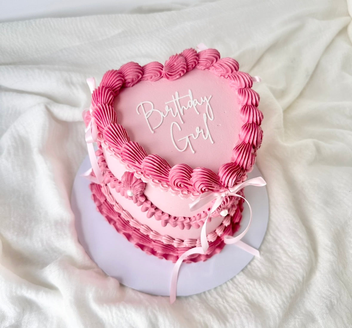 Vintage bow heart cake